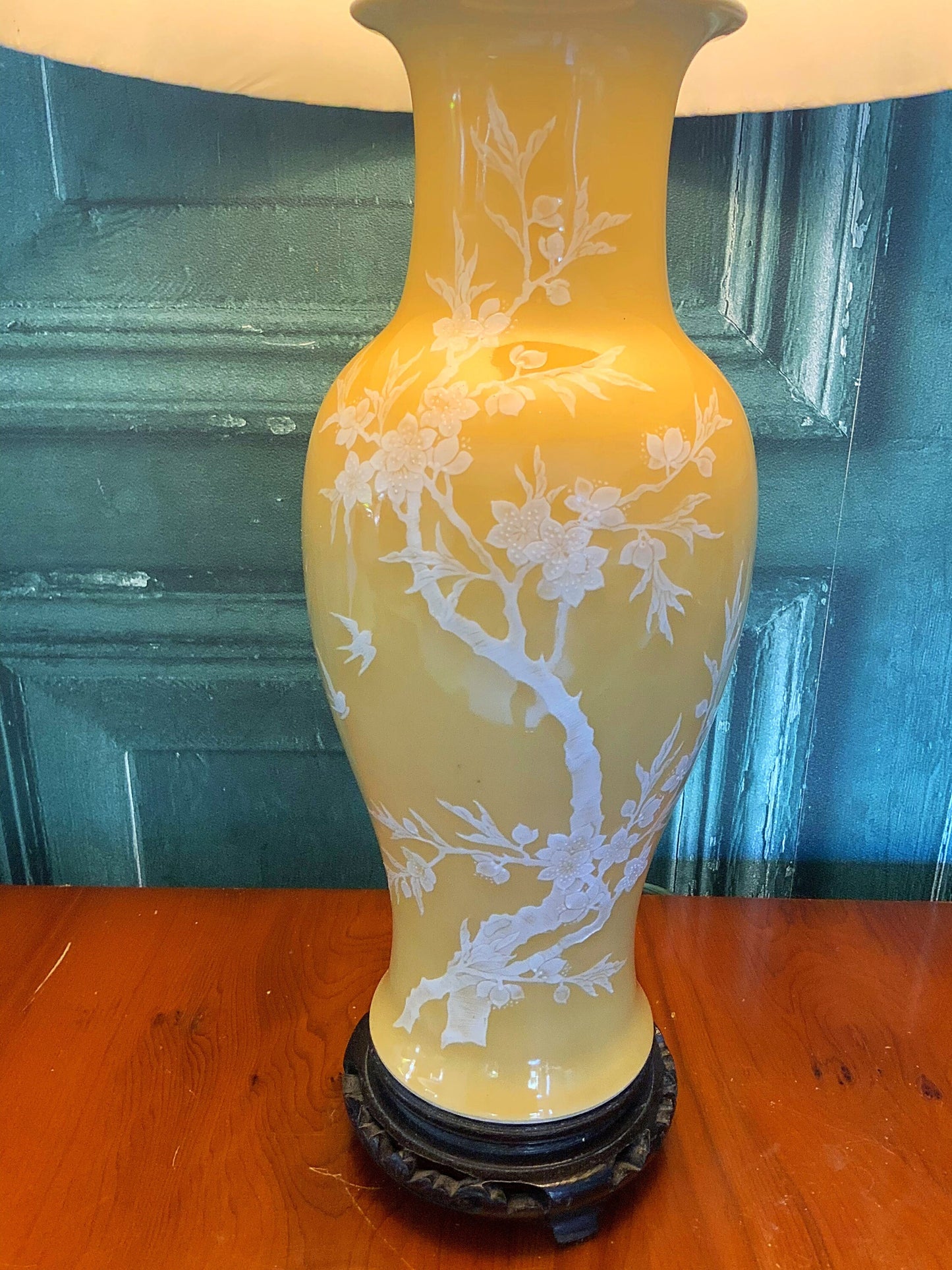 A stunning Chinese vintage yellow lamp
