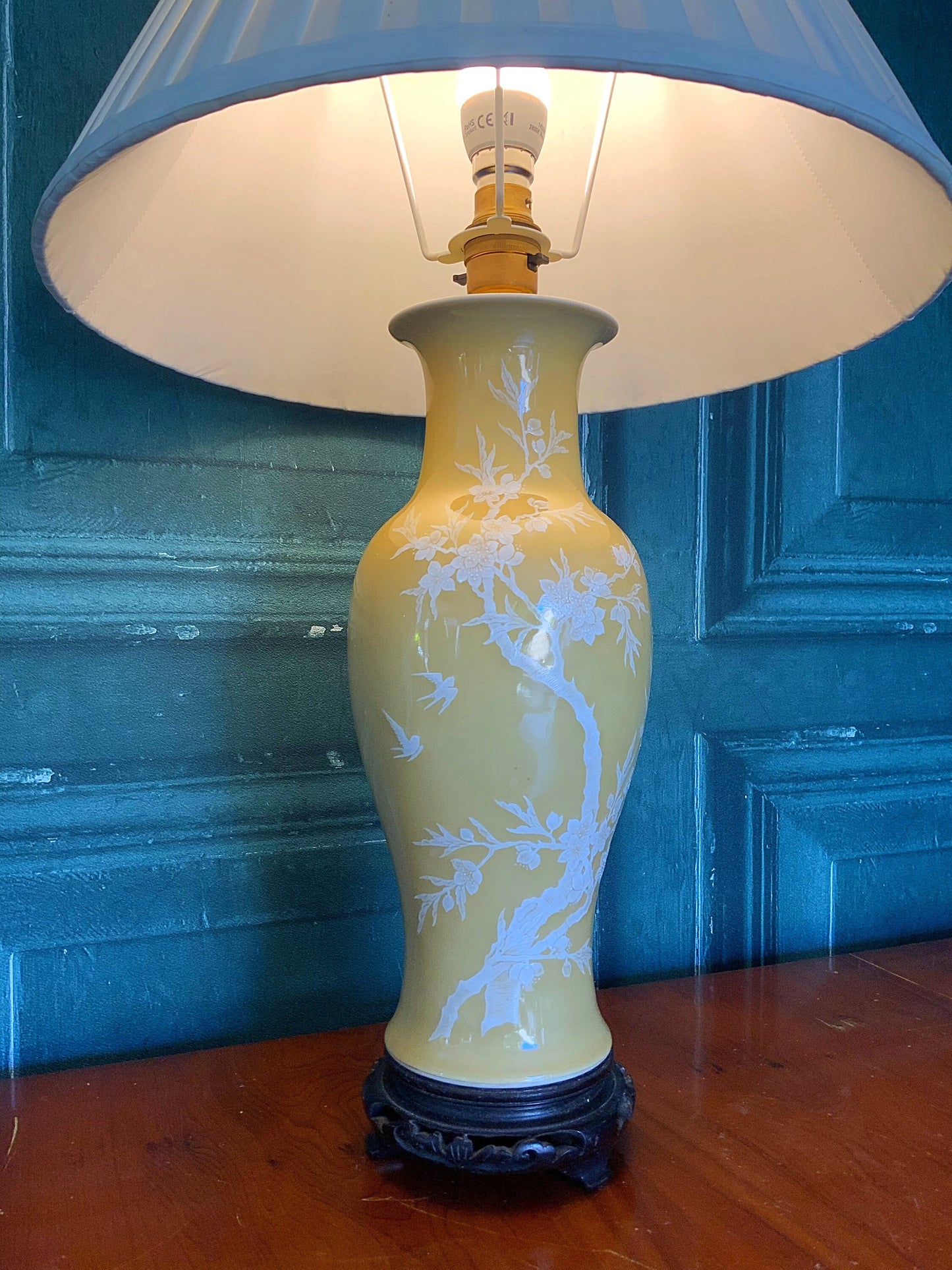 A stunning Chinese vintage yellow lamp