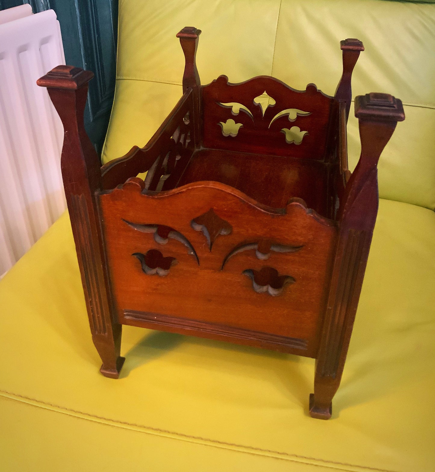 An outstanding Edwardian, Dolls crib