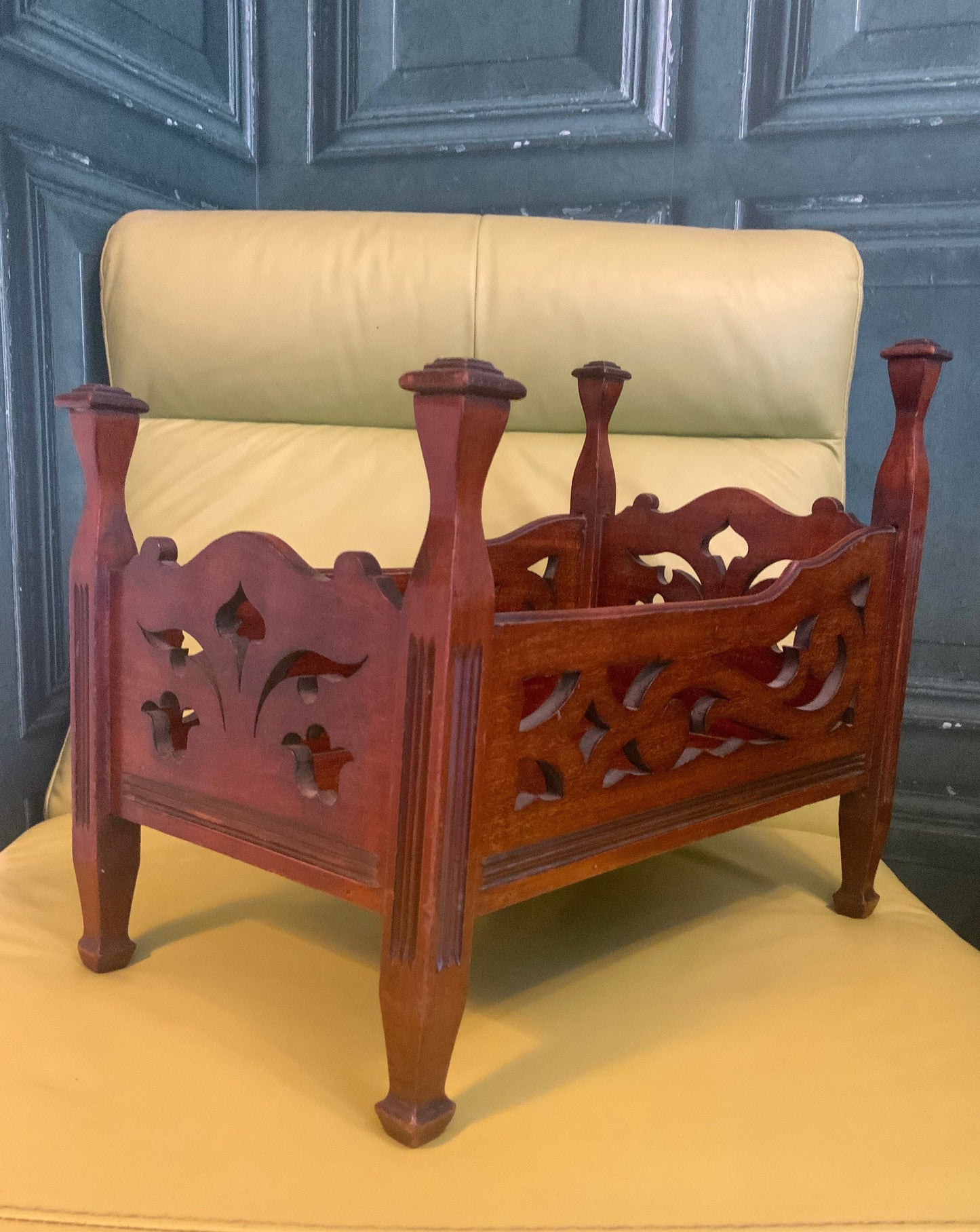 An outstanding Edwardian, Dolls crib