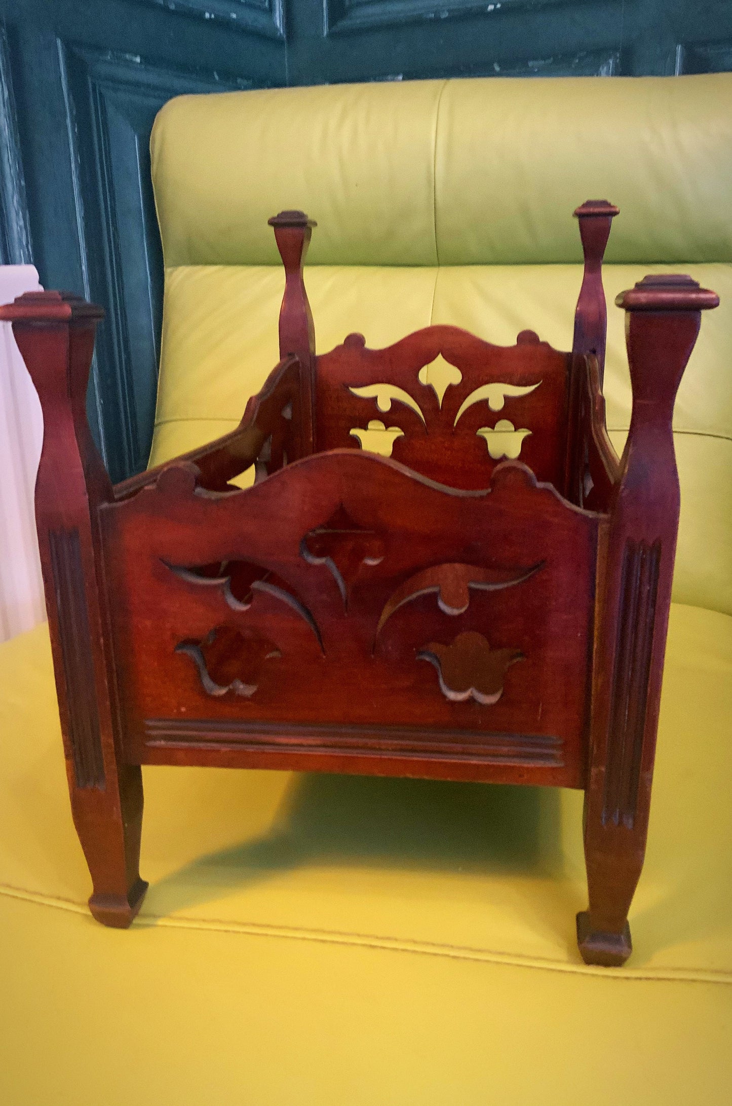 An outstanding Edwardian, Dolls crib