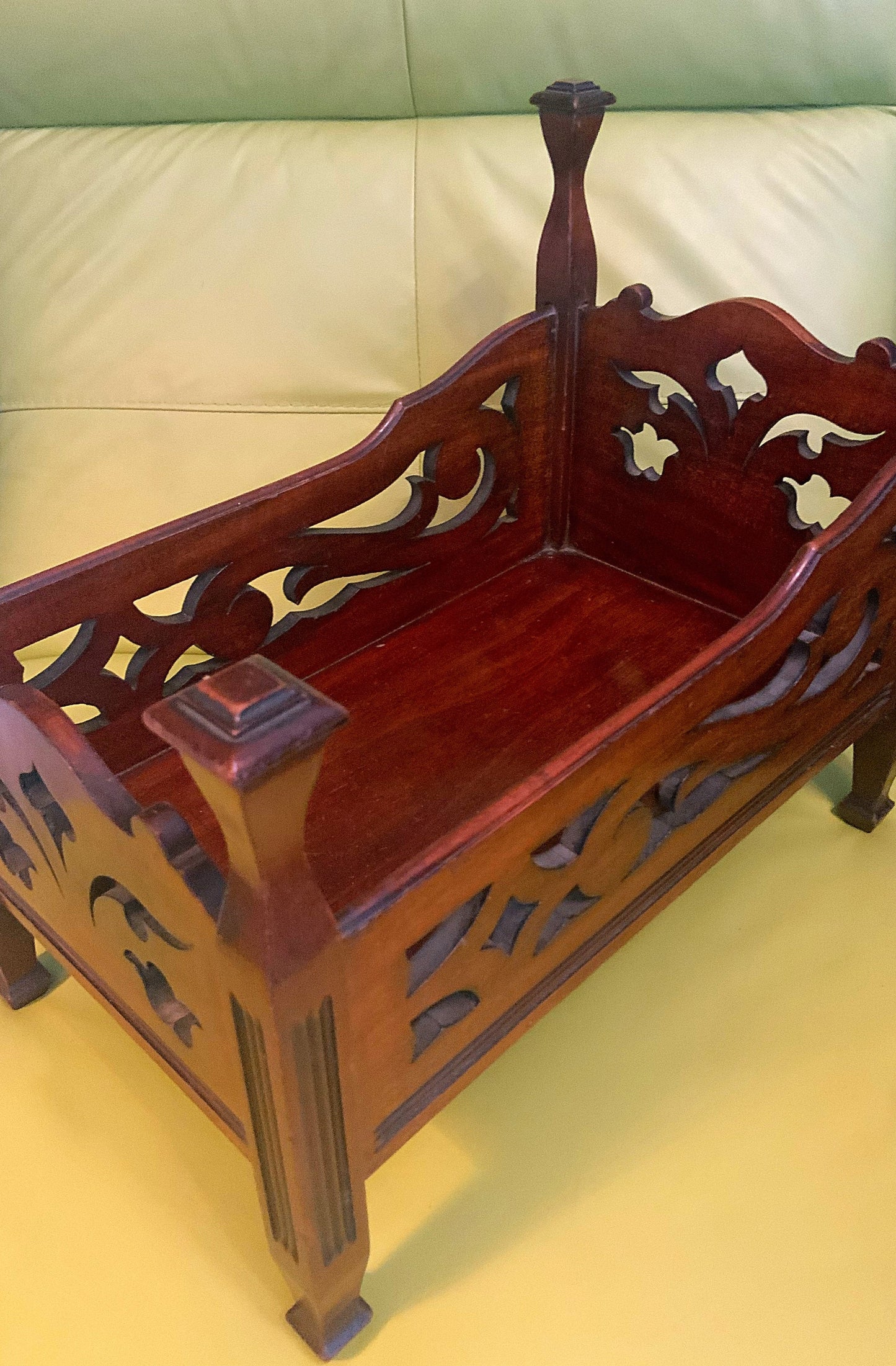 An outstanding Edwardian, Dolls crib