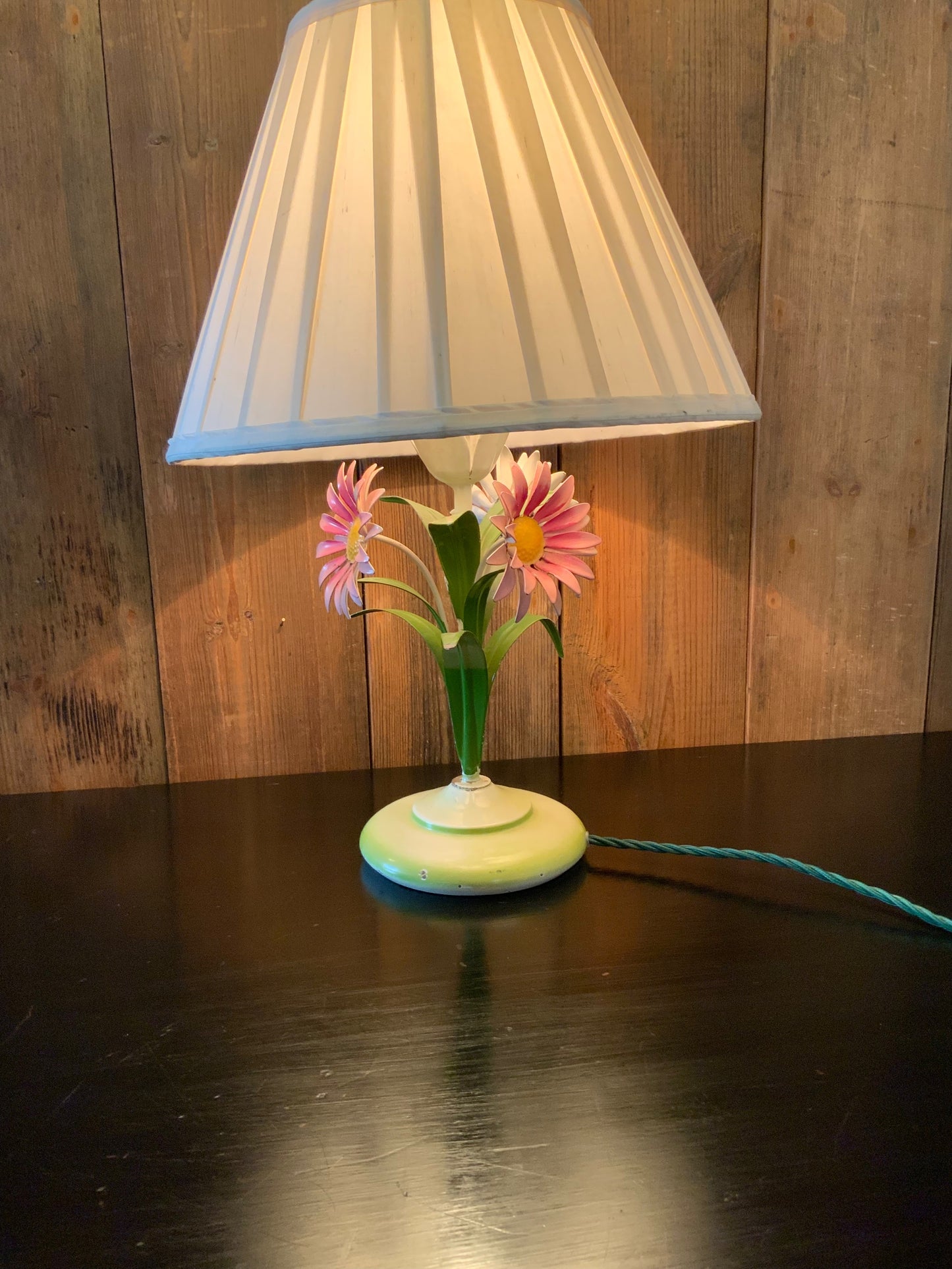 English Hand painted metal flower lamp