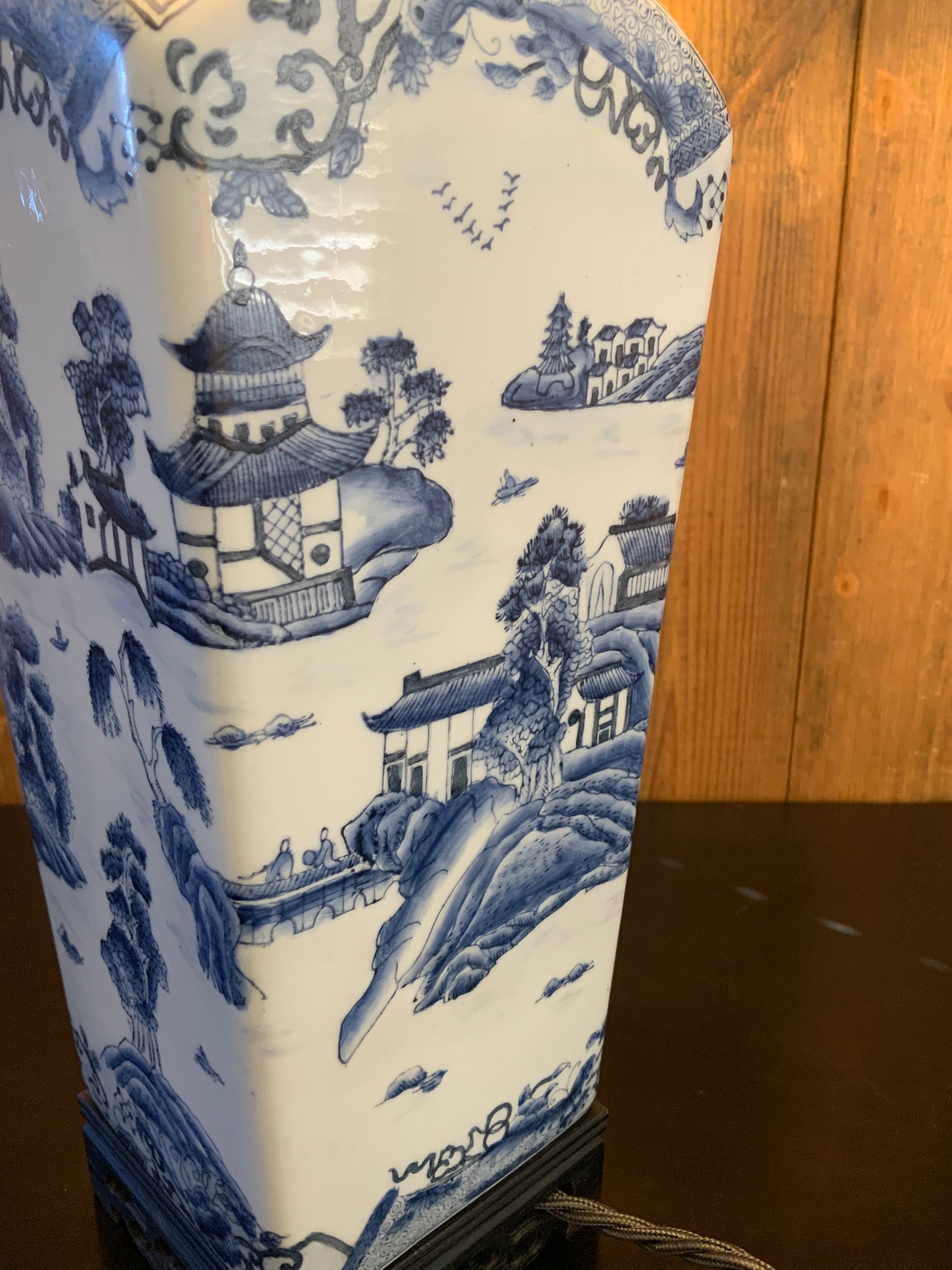 Chinese blue & white ceramic lamp