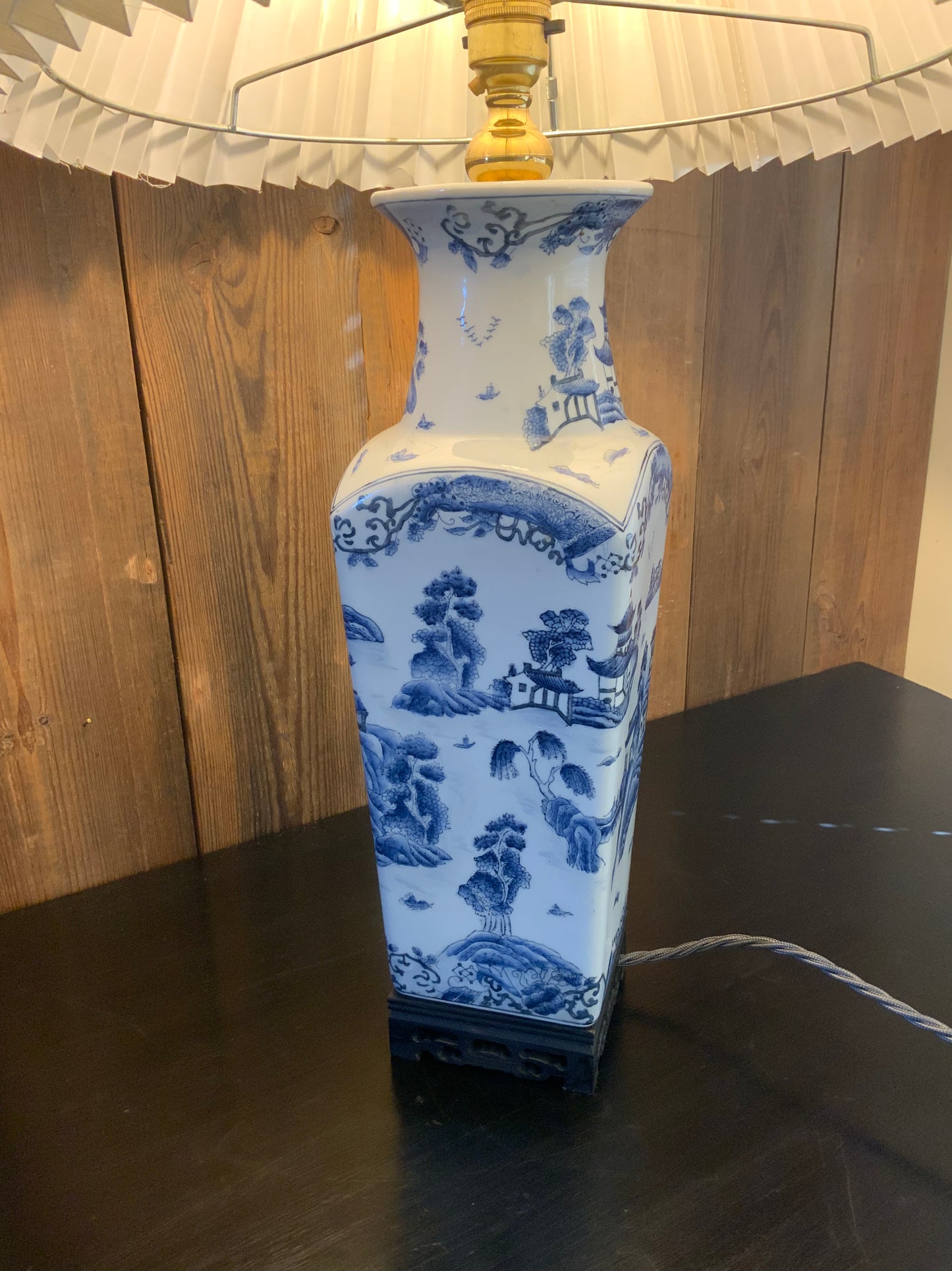 Chinese blue & white ceramic lamp