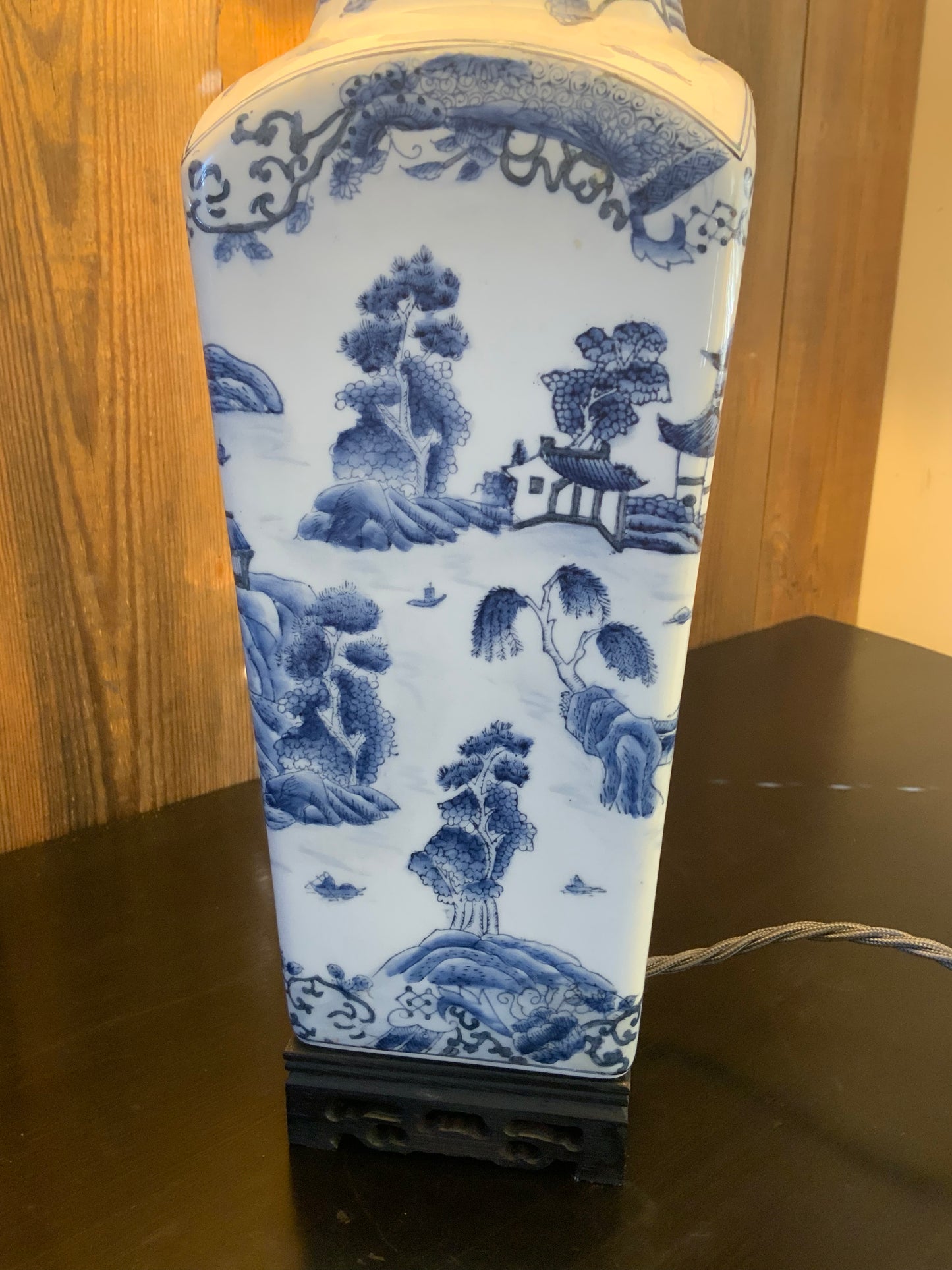 Chinese blue & white ceramic lamp