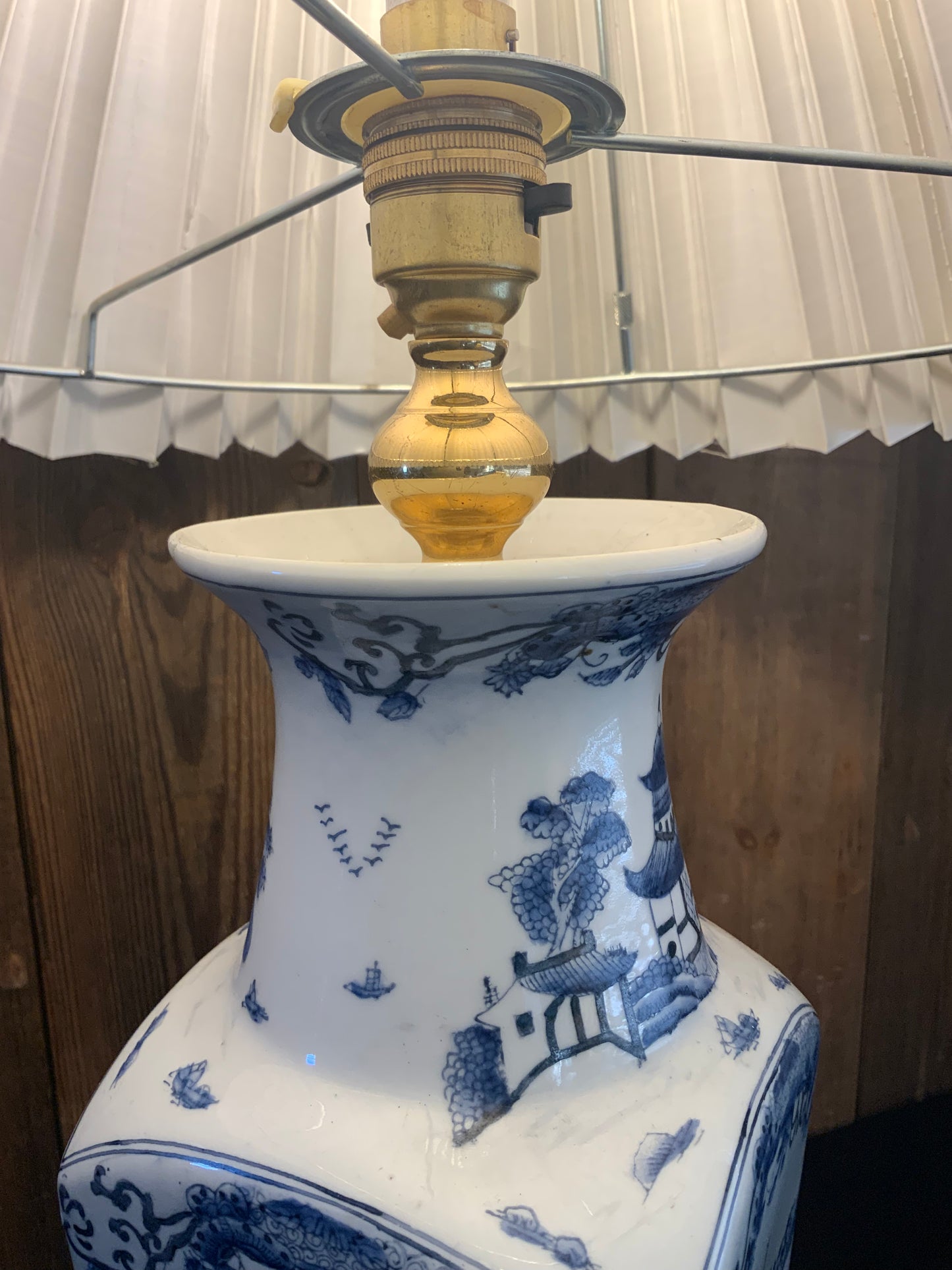 Chinese blue & white ceramic lamp