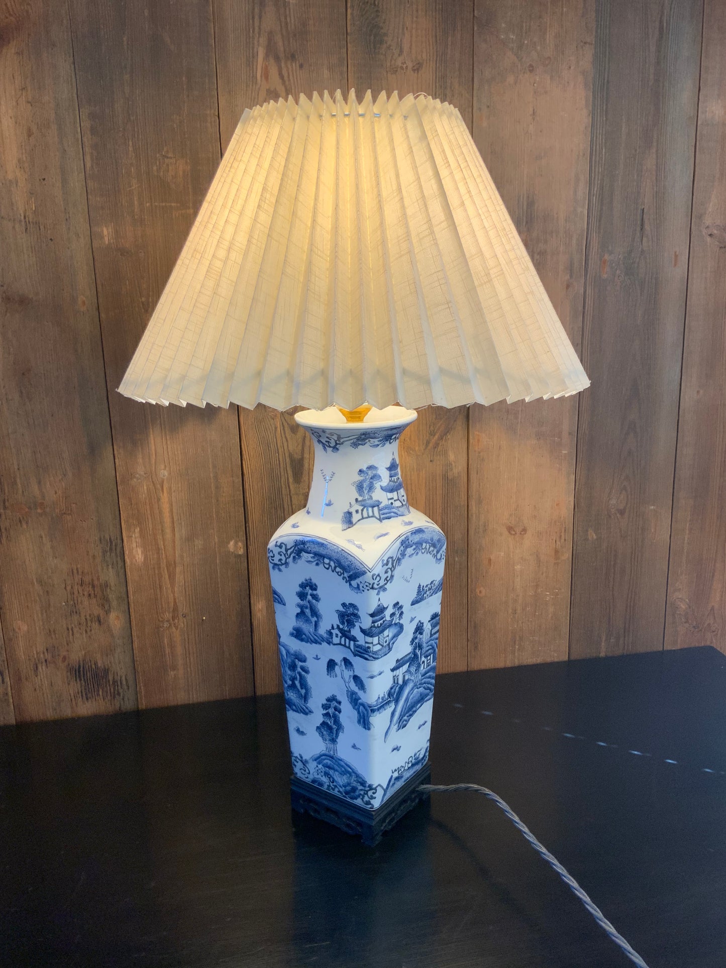 Chinese blue & white ceramic lamp