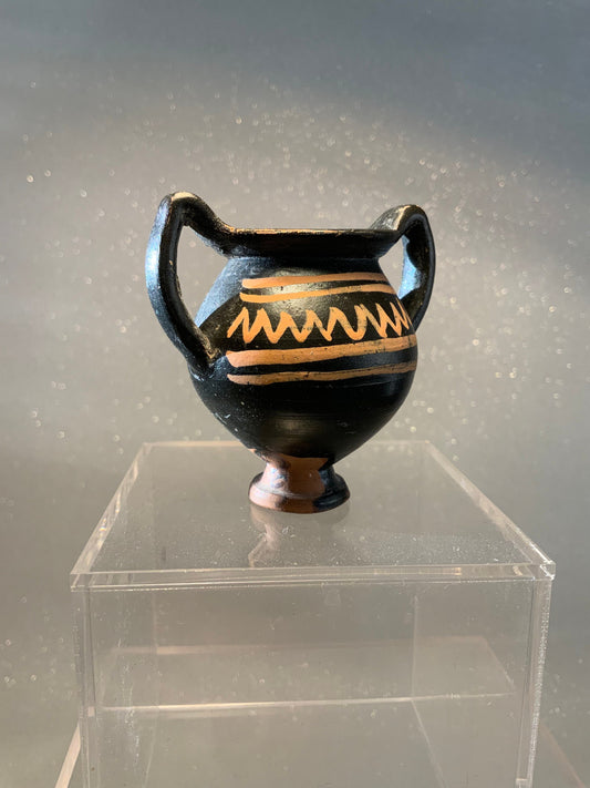 A beautiful ancient Magna Greaca vessel